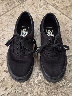 Boys Vans Authentic Low-Top Sneakers in Black